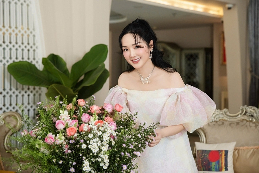 Hoa hậu Giáng My khoe nhan sắc không tuổi ở biệt thự 1000 m2