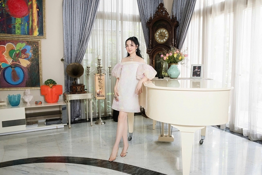Hoa hậu Giáng My khoe nhan sắc không tuổi ở biệt thự 1000 m2