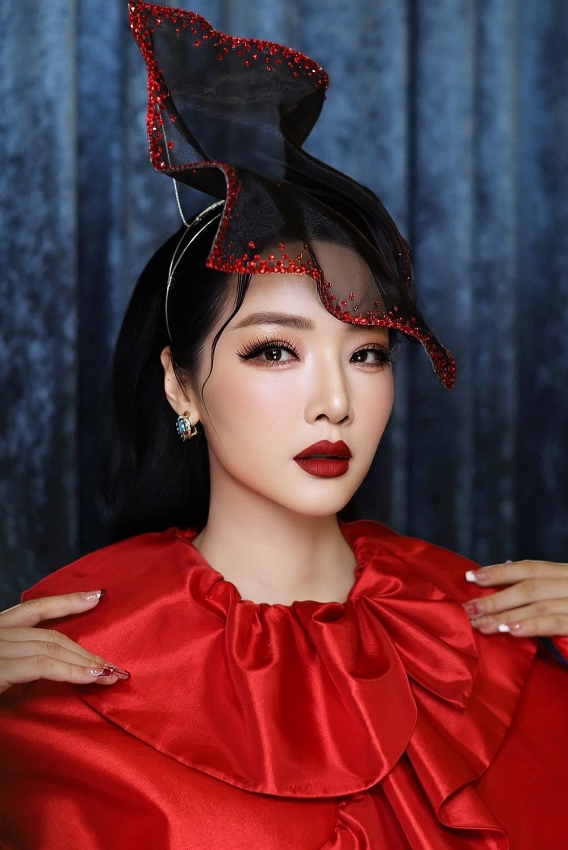 Hoa hậu Giáng My khoe nhan sắc không tuổi ở biệt thự 1000 m2