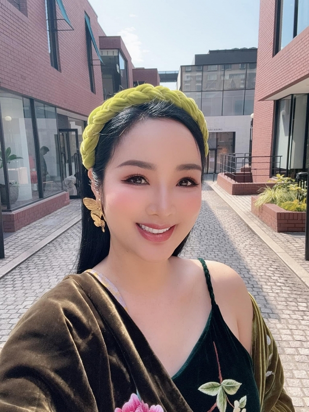 Hoa hậu Giáng My khoe nhan sắc không tuổi ở biệt thự 1000 m2