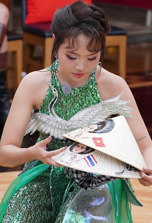 Phương Mỹ Chi tặng nón lá cho thí sinh ở Sing! Asia 2025