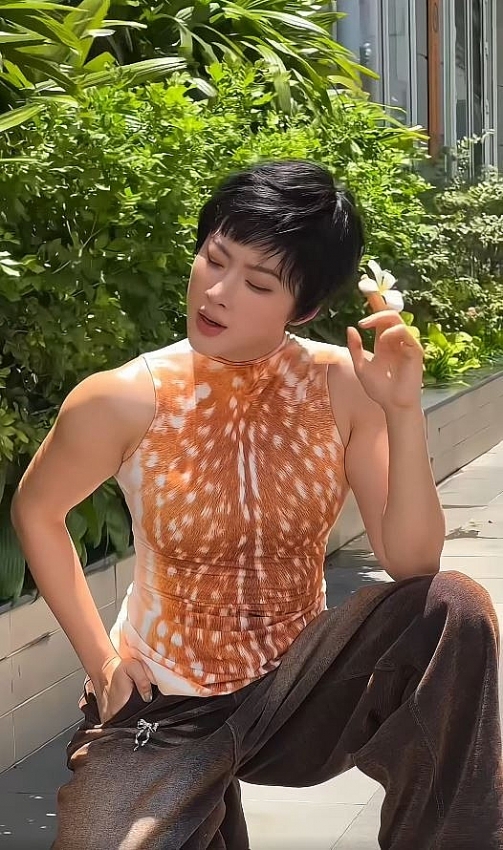 Từ cô gái mảnh mai, Angela Phương Trinh gây tranh cãi khi ngày càng cơ bắp