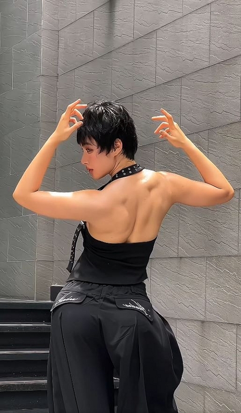 Từ cô gái mảnh mai, Angela Phương Trinh gây tranh cãi khi ngày càng cơ bắp