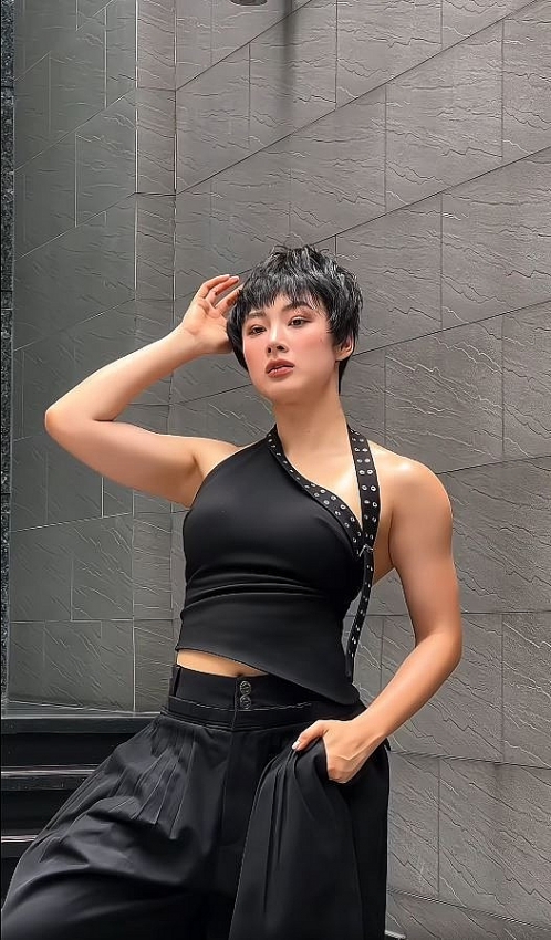 Từ cô gái mảnh mai, Angela Phương Trinh gây tranh cãi khi ngày càng cơ bắp