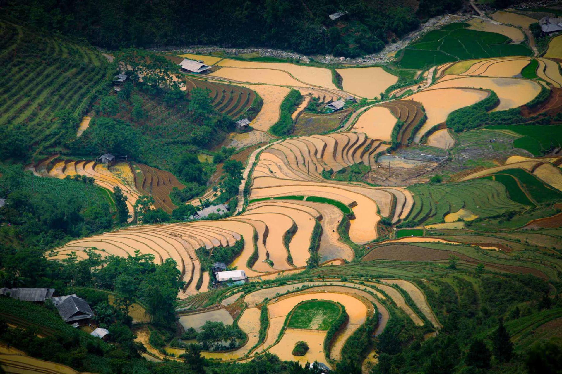Huyện Mù Cang Chải cách Hà Nội hơn 300km về phía Bắc, là điểm đến nổi tiếng trong mùa nước đổ (tháng 5 - 6) và mùa lúa chín (tháng 9 - 10).