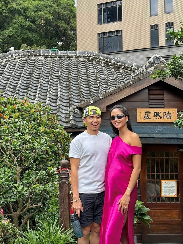 Hoa hậu H'Hen Niê tự tin vác 'bụng bầu' vi vu nước ngoài