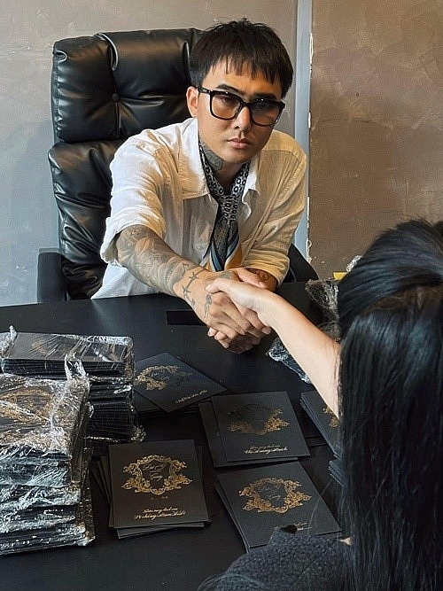 Đạt G và vợ cũ Hoài Lâm khoe hình thiệp cưới