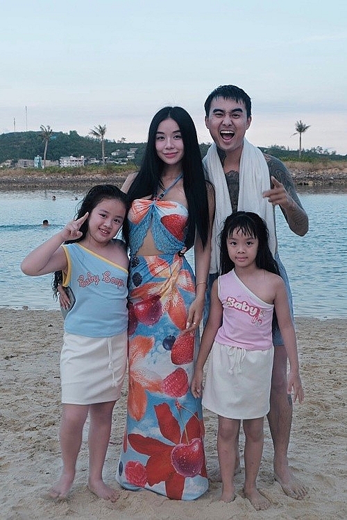 Đạt G và vợ cũ Hoài Lâm khoe hình thiệp cưới