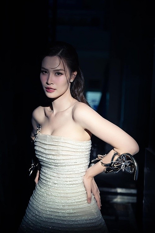 Nhan sắc quyến rũ của Đông Nhi ở tuổi 37