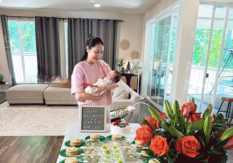 Vợ chồng Lam Trường mừng đầy tháng con trai