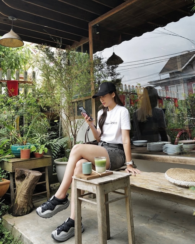 Vượt qua biến cố sức khỏe, Khả Ngân xuất hiện rạng rỡ