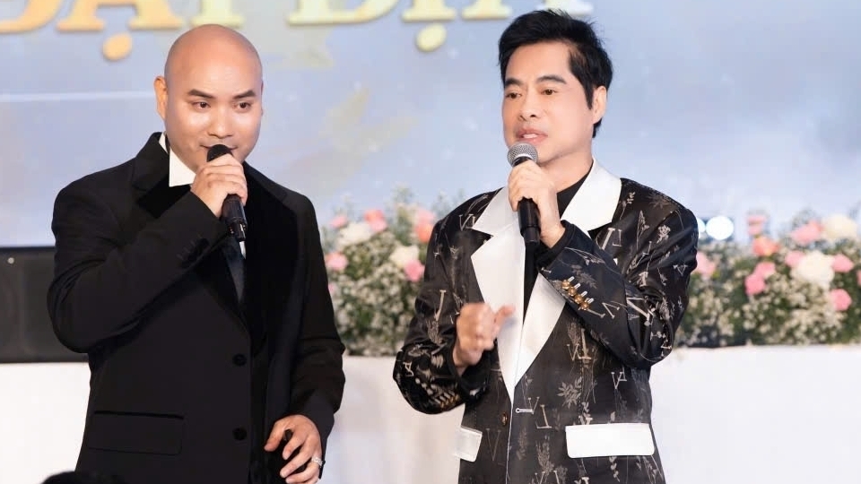 Danh ca Ngọc Sơn song ca với A Tuân ở Thái Lan