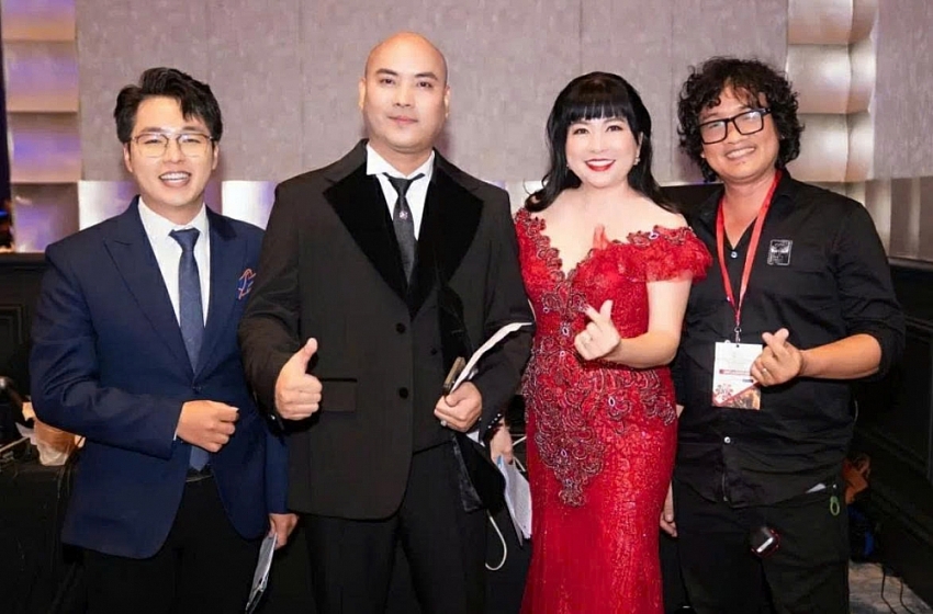 Danh ca Ngọc Sơn song ca với A Tuân ở Thái Lan