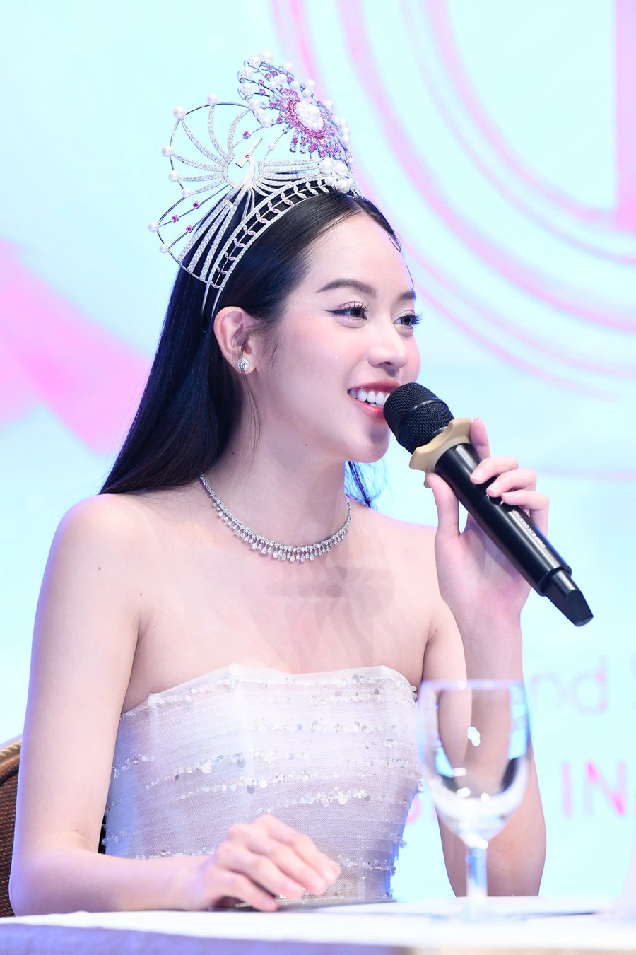 Dời đêm chung kết Hoa hậu Việt Nam 2024 đến 27/6 vì lý do thời tiết Dời đêm chung kết Hoa hậu Việt Nam 2024 đến 27/6 vì lý do thời tiết