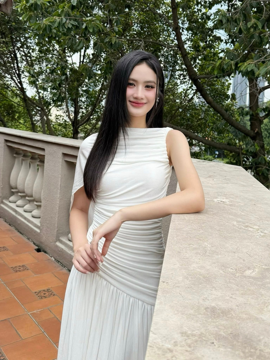 Hoa hậu Ý Nhi nhẹ nhàng đáp trả tin đồn đã bỏ học tại Úc