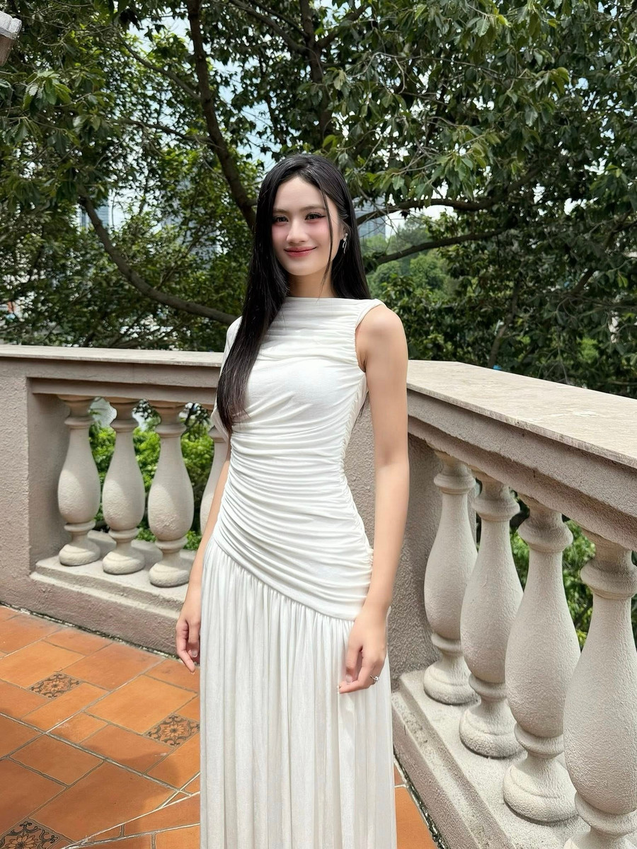 Hoa hậu Ý Nhi nhẹ nhàng đáp trả tin đồn đã bỏ học tại Úc