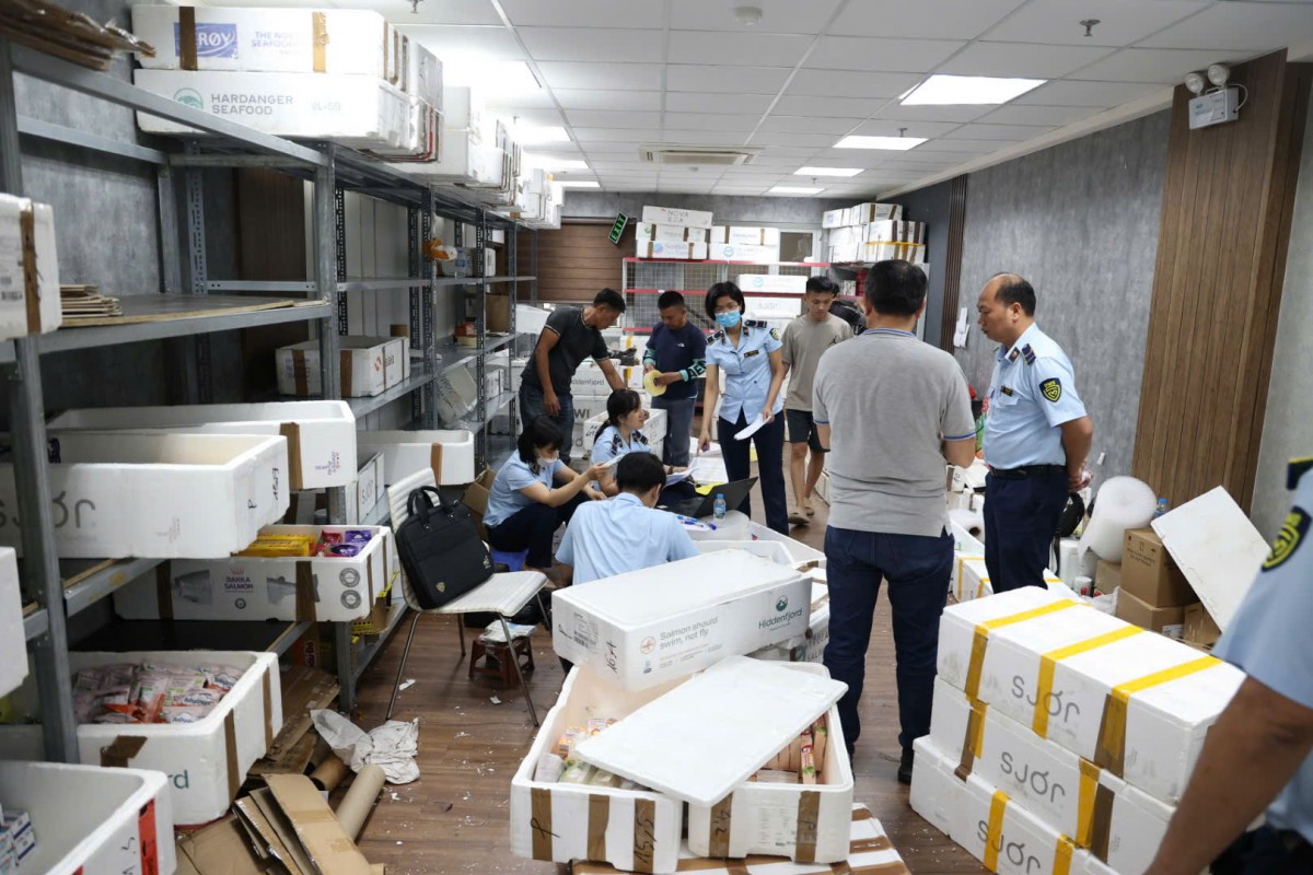 Hà Nội: Thu giữ hàng nghìn sản phẩm sữa, thực phẩm chức năng, mỹ phẩm nhập lậu tại phố Bạch Mai