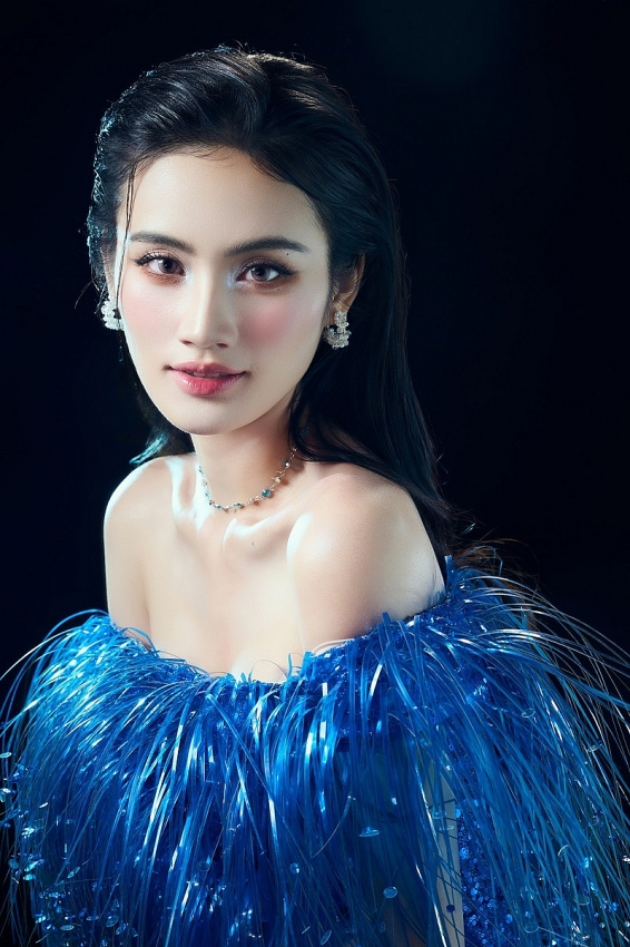 Hoa hậu Ý Nhi 'vừa kín đáo vừa gợi cảm' mừng tuổi 23