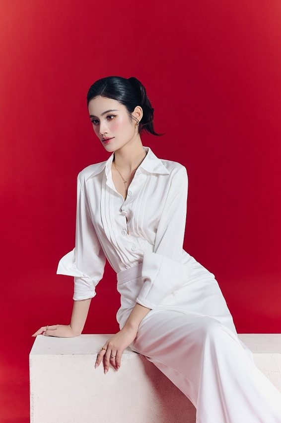 Hoa hậu Ý Nhi 'vừa kín đáo vừa gợi cảm' mừng tuổi 23