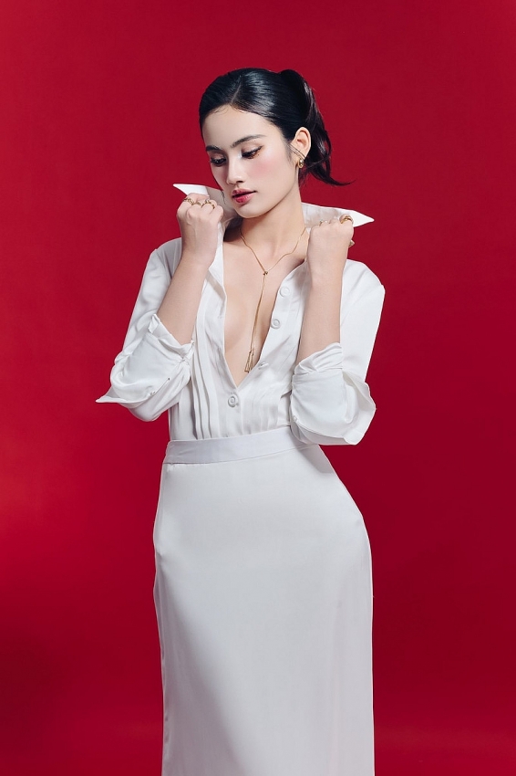 Hoa hậu Ý Nhi 'vừa kín đáo vừa gợi cảm' mừng tuổi 23