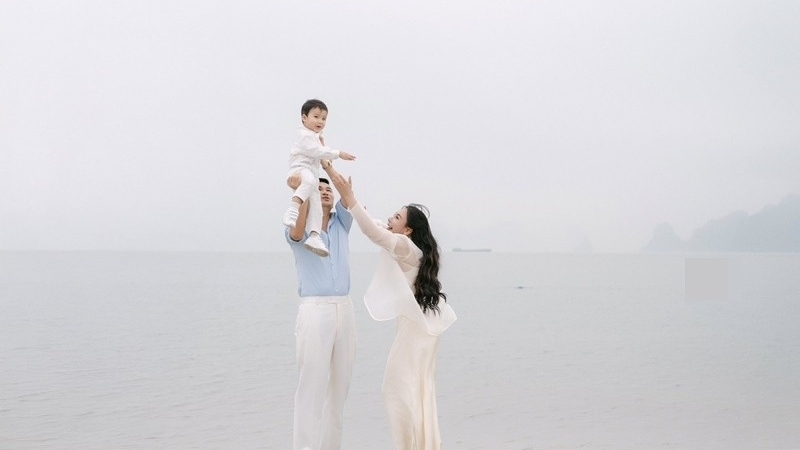 Hồ Quỳnh Hương vui đùa cùng chồng con trên bãi biển