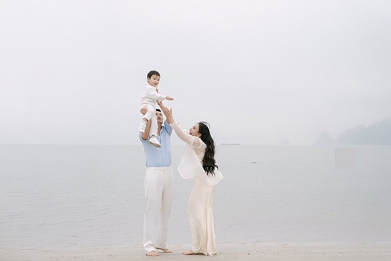 Hồ Quỳnh Hương vui đùa cùng chồng con trên bãi biển