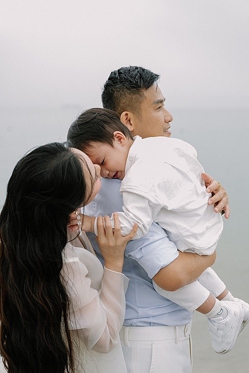 Hồ Quỳnh Hương vui đùa cùng chồng con trên bãi biển