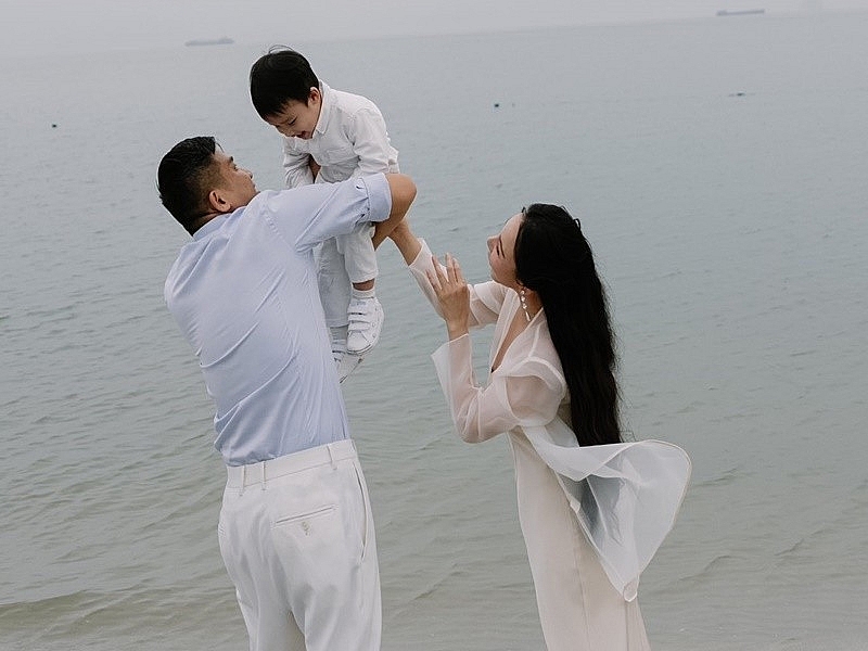 Hồ Quỳnh Hương vui đùa cùng chồng con trên bãi biển