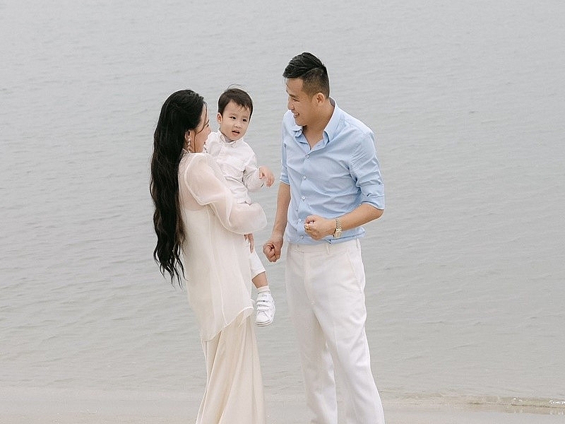 Hồ Quỳnh Hương vui đùa cùng chồng con trên bãi biển