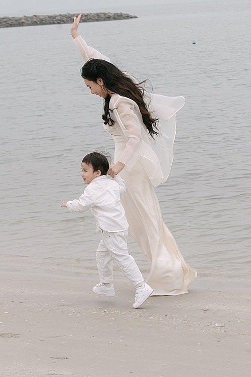 Hồ Quỳnh Hương vui đùa cùng chồng con trên bãi biển