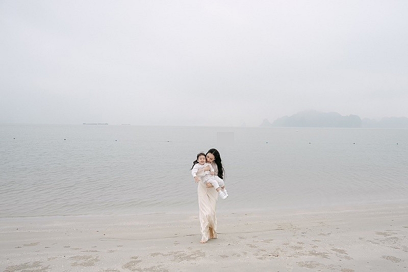 Hồ Quỳnh Hương vui đùa cùng chồng con trên bãi biển