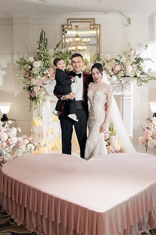 Hồ Quỳnh Hương vui đùa cùng chồng con trên bãi biển