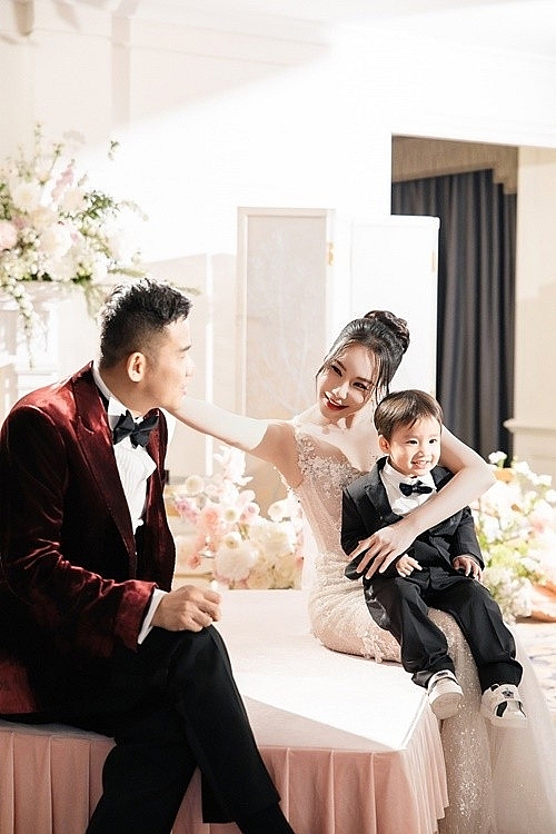 Hồ Quỳnh Hương vui đùa cùng chồng con trên bãi biển