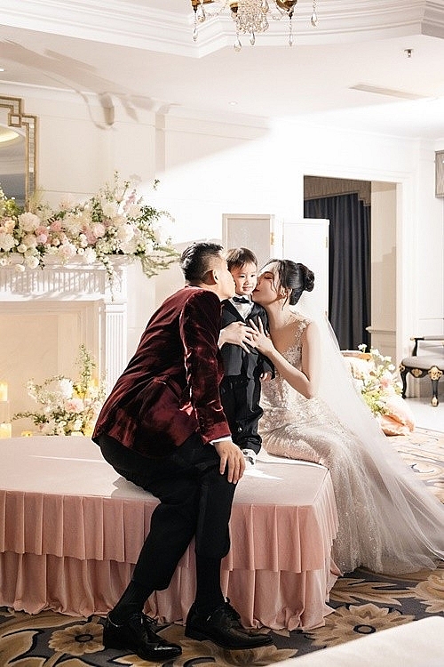 Hồ Quỳnh Hương vui đùa cùng chồng con trên bãi biển