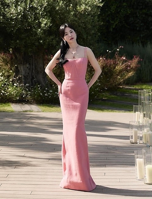 “Phú bà” Song Hye Kyo khoe vẻ ngọt ngào, gợi cảm tại sự kiện