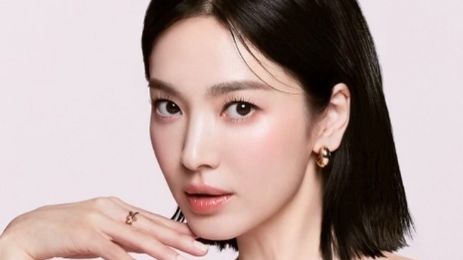 “Phú bà” Song Hye Kyo khoe vẻ ngọt ngào, gợi cảm tại sự kiện