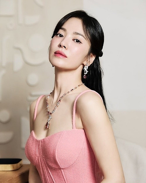“Phú bà” Song Hye Kyo khoe vẻ ngọt ngào, gợi cảm tại sự kiện