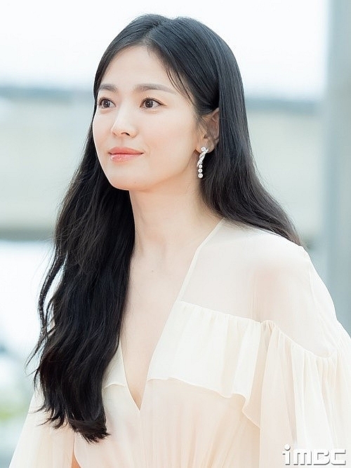 “Phú bà” Song Hye Kyo khoe vẻ ngọt ngào, gợi cảm tại sự kiện