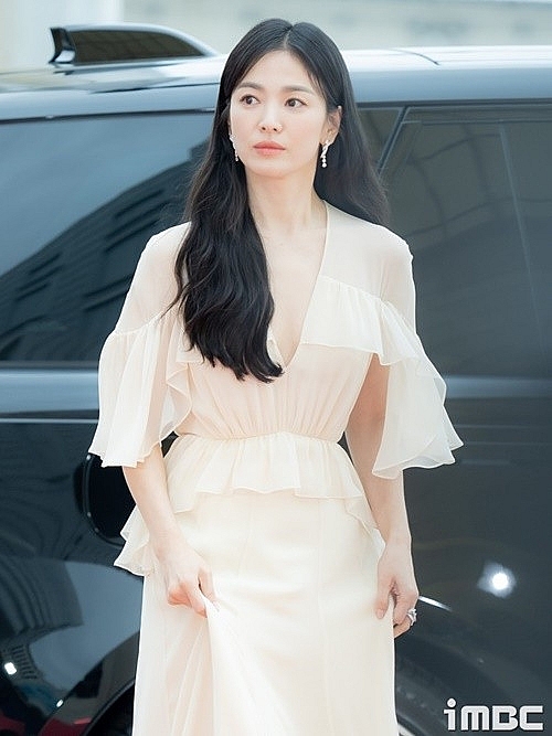 “Phú bà” Song Hye Kyo khoe vẻ ngọt ngào, gợi cảm tại sự kiện