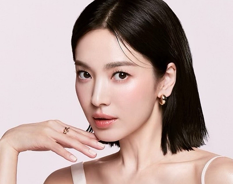 “Phú bà” Song Hye Kyo khoe vẻ ngọt ngào, gợi cảm tại sự kiện