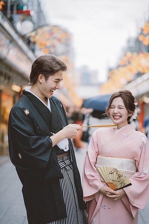 Huyền Lizzie chúc mừng Đình Tú cầu hôn bạn gái