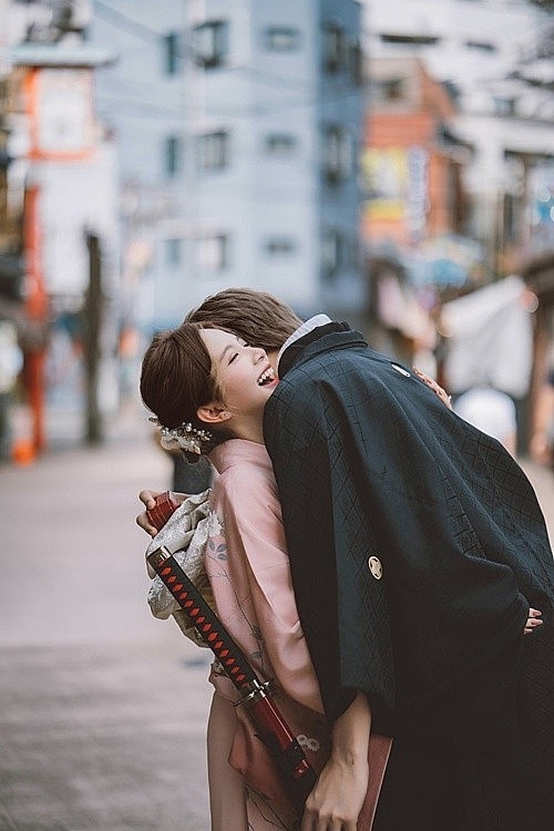 Huyền Lizzie chúc mừng Đình Tú cầu hôn bạn gái