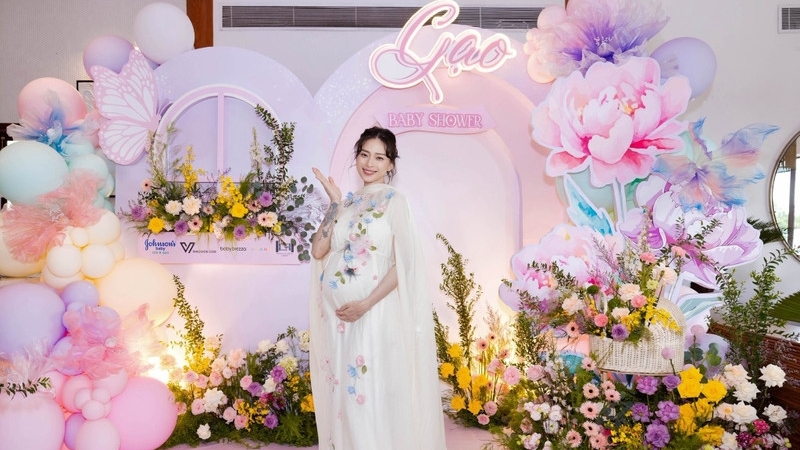 Ngô Thanh Vân gây sốt với vóc dáng xinh đẹp ở tháng cuối thai kỳ