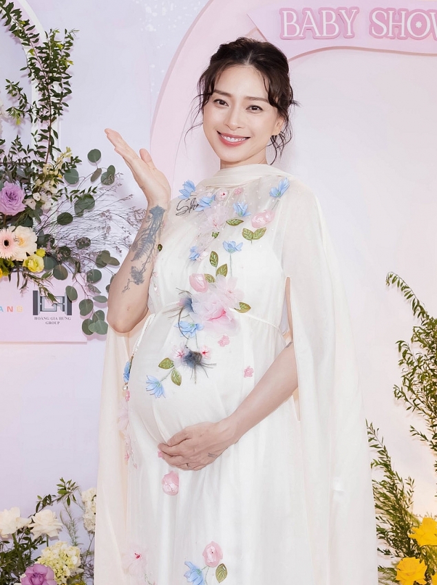 Ngô Thanh Vân gây sốt với vóc dáng xinh đẹp ở tháng cuối thai kỳ
