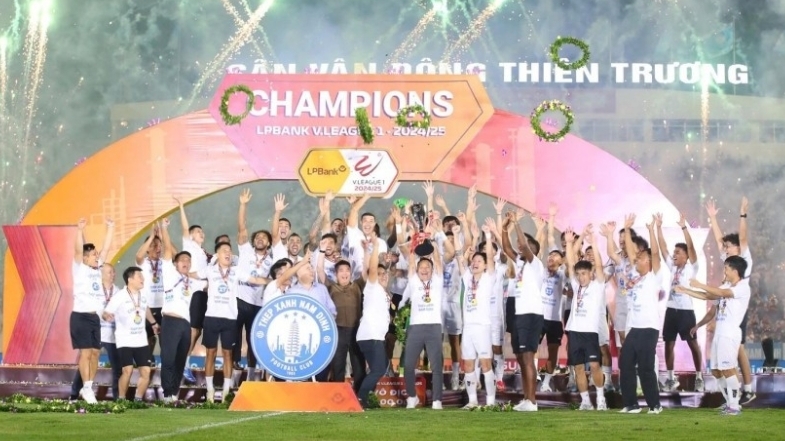Chủ tịch VFF chúc mừng CLB Thép xanh Nam Định vô địch V-League 2024/25