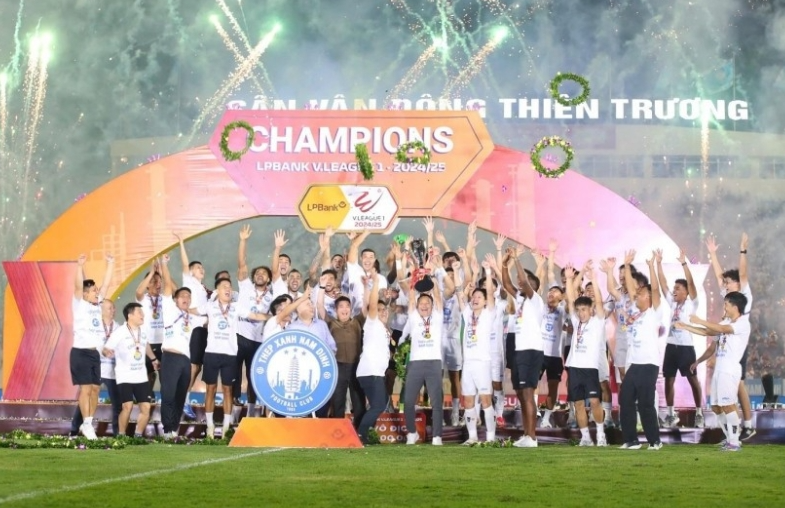 Chủ tịch VFF chúc mừng CLB Thép xanh Nam Định vô địch V-League 2024/25