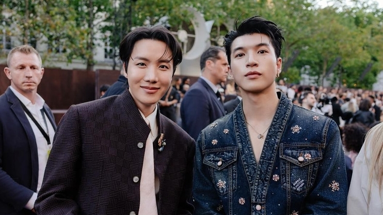 HIEUTHUHAI tự tin đọ sắc cùng thành viên đình đám BTS tại Paris Fashion Week