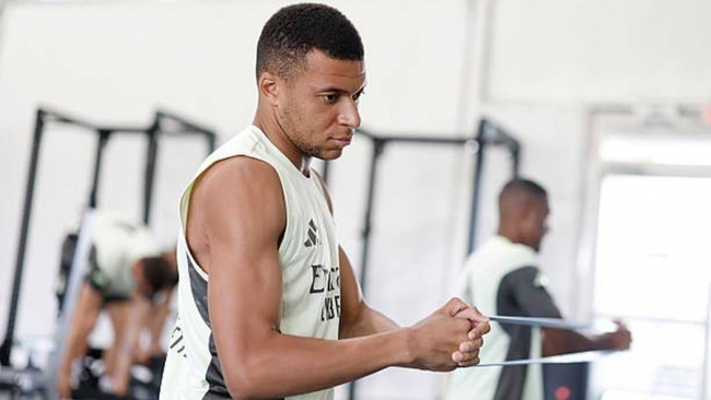 Mbappe tiều tụy sau 7 ngày nhập viện khẩn cấp