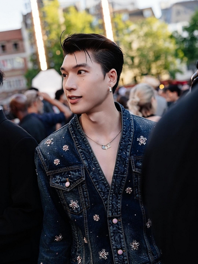 HIEUTHUHAI tự tin đọ sắc cùng thành viên đình đám BTS tại Paris Fashion Week