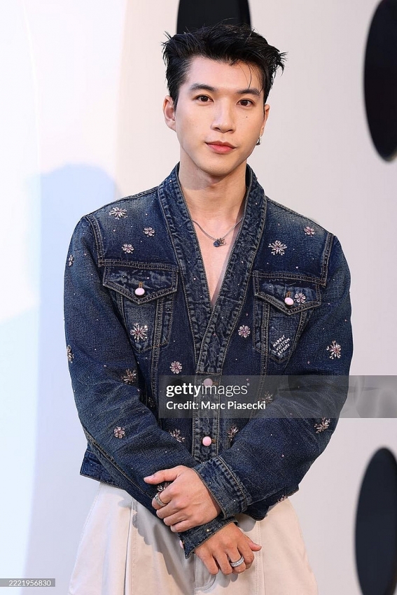 HIEUTHUHAI tự tin đọ sắc cùng thành viên đình đám BTS tại Paris Fashion Week